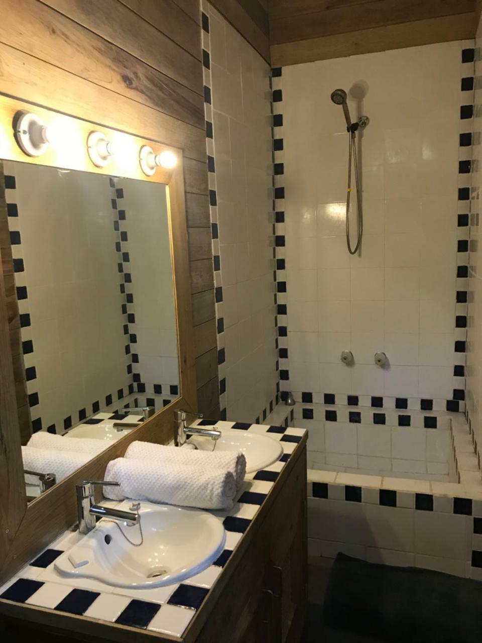 Roatan Bed & Breakfast Apartments Вест-Энд Экстерьер фото